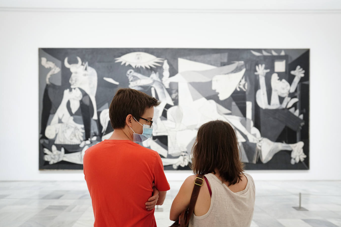 Imagen. Dos visitantes observan el Guernica, en el Museo Reina Sofía.