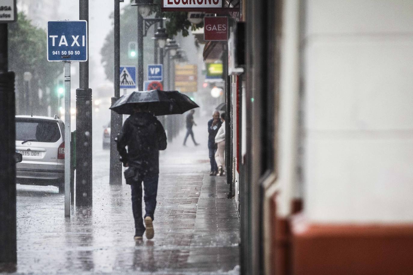 Alrededor de las seis y cuarto de la tarde se ha oscurecido el cielo y ha comenzado a descargar una tremenda tormenta de lluvia, rayos y truenos en Logroño.