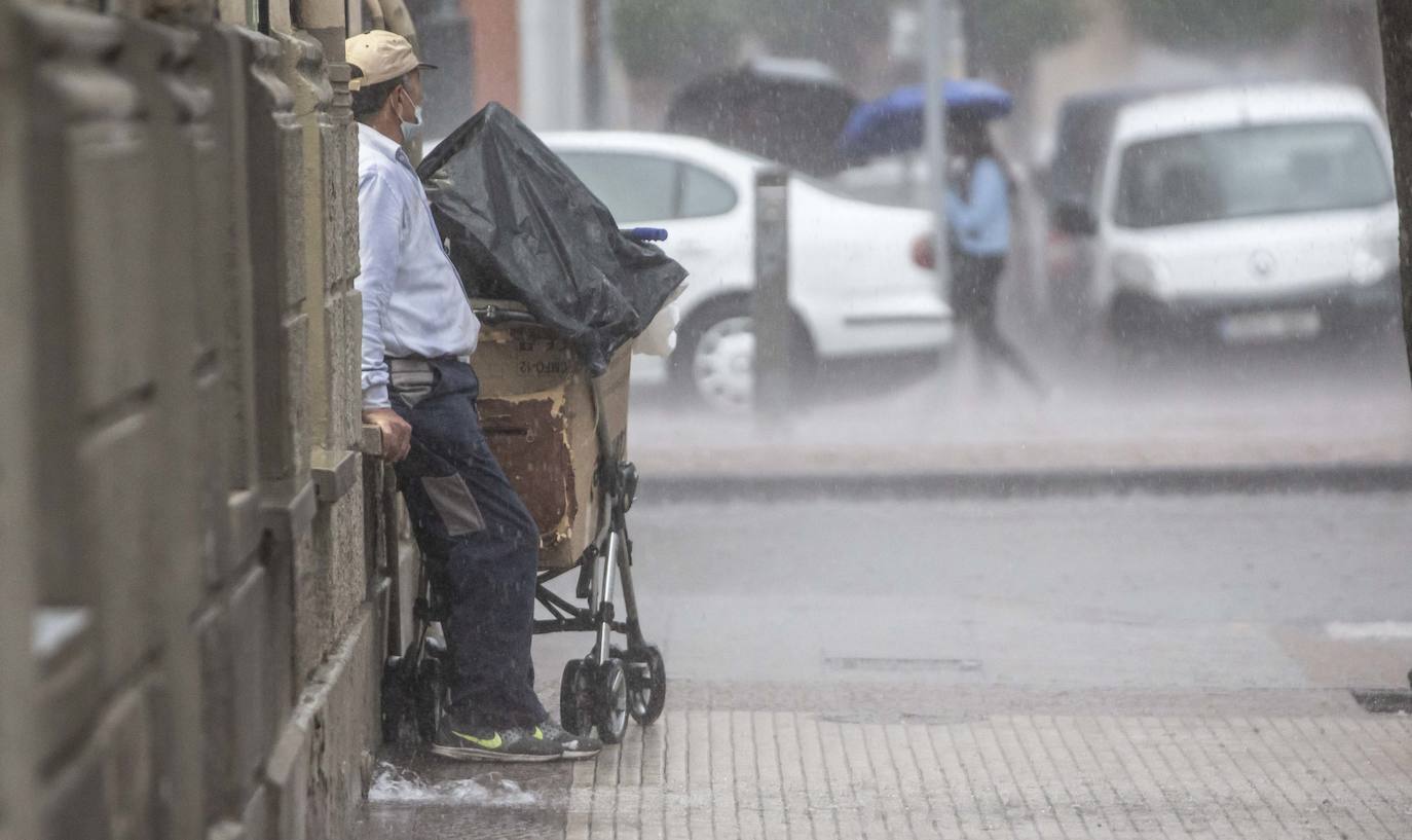 Alrededor de las seis y cuarto de la tarde se ha oscurecido el cielo y ha comenzado a descargar una tremenda tormenta de lluvia, rayos y truenos en Logroño.