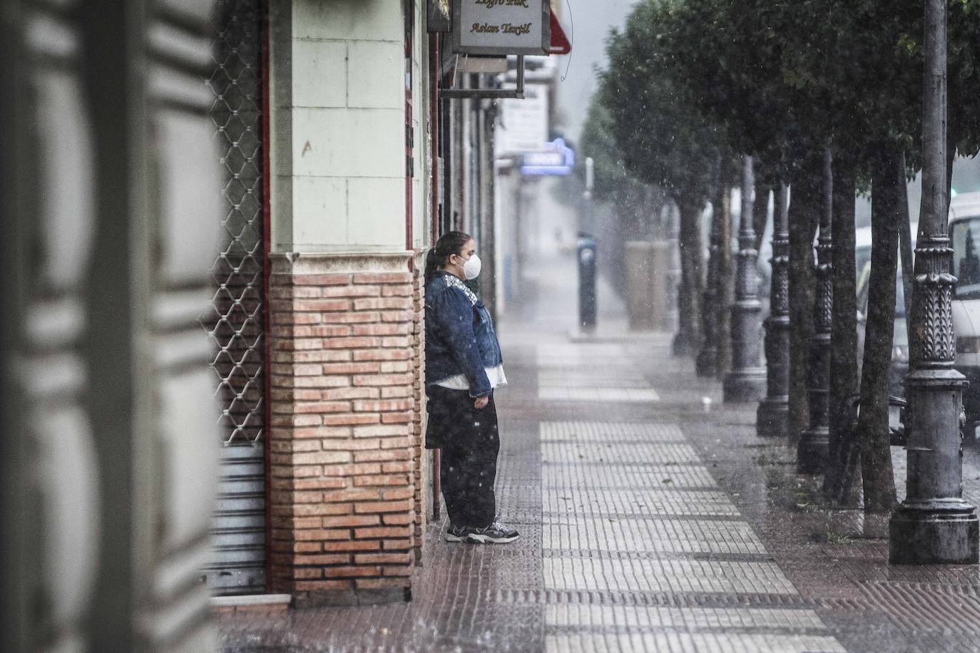 Alrededor de las seis y cuarto de la tarde se ha oscurecido el cielo y ha comenzado a descargar una tremenda tormenta de lluvia, rayos y truenos en Logroño.