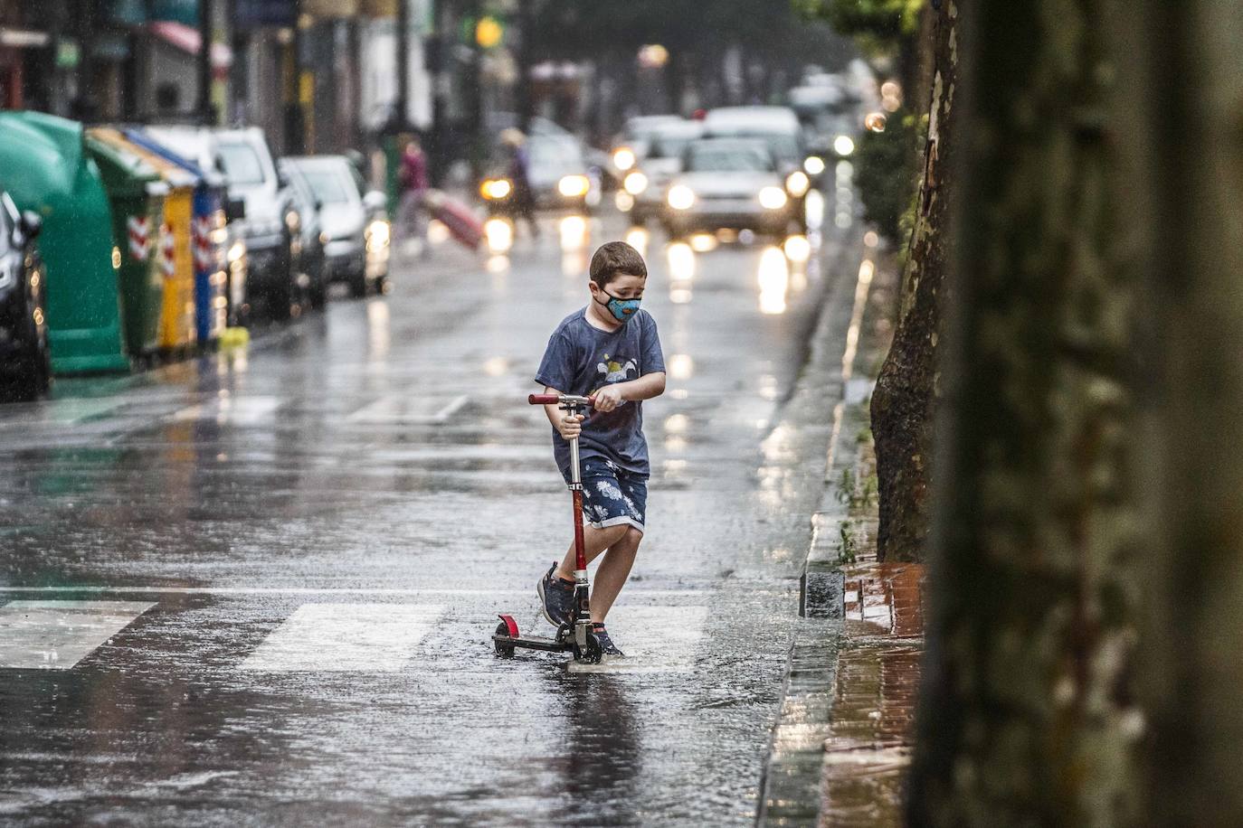 Alrededor de las seis y cuarto de la tarde se ha oscurecido el cielo y ha comenzado a descargar una tremenda tormenta de lluvia, rayos y truenos en Logroño.