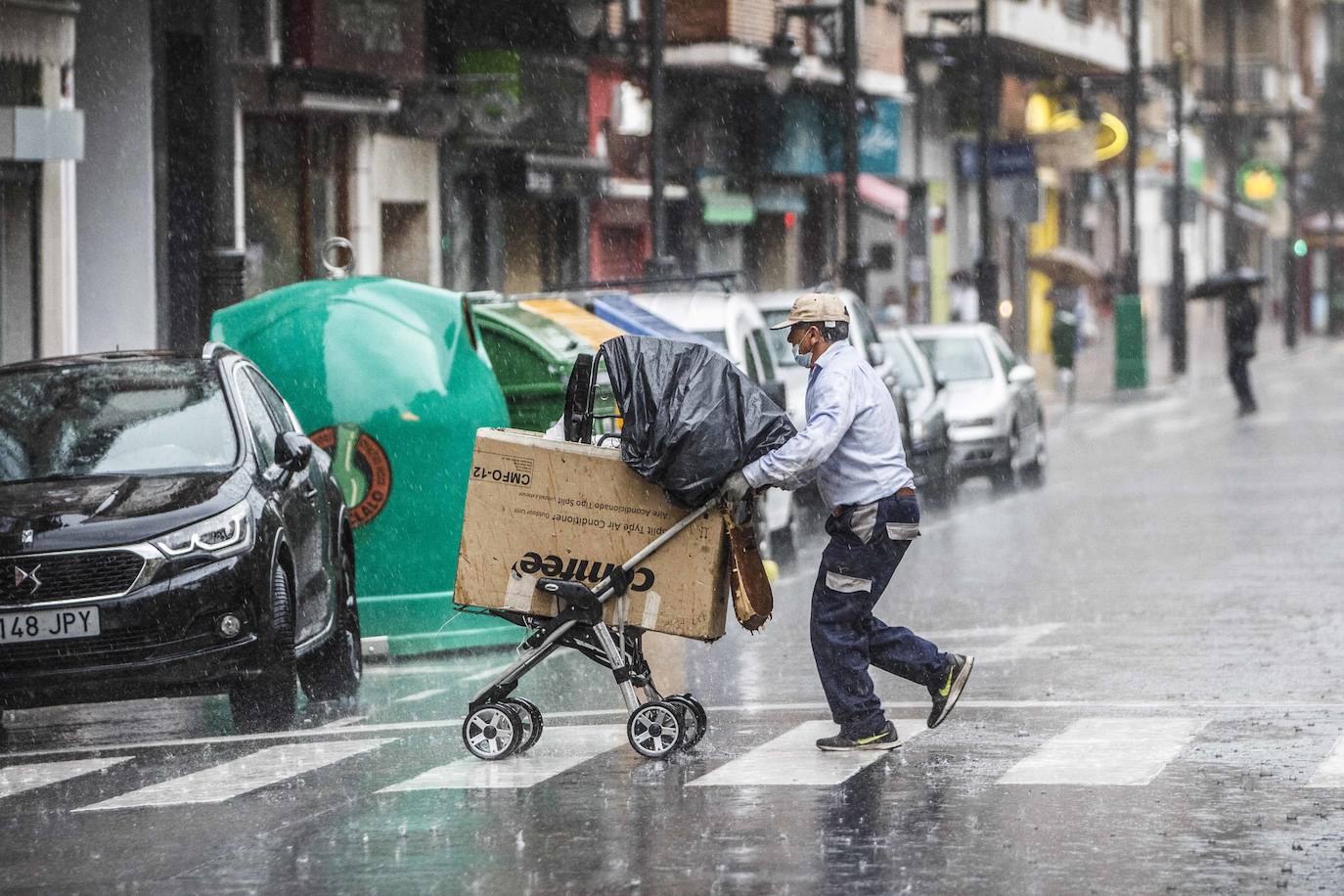 Alrededor de las seis y cuarto de la tarde se ha oscurecido el cielo y ha comenzado a descargar una tremenda tormenta de lluvia, rayos y truenos en Logroño.