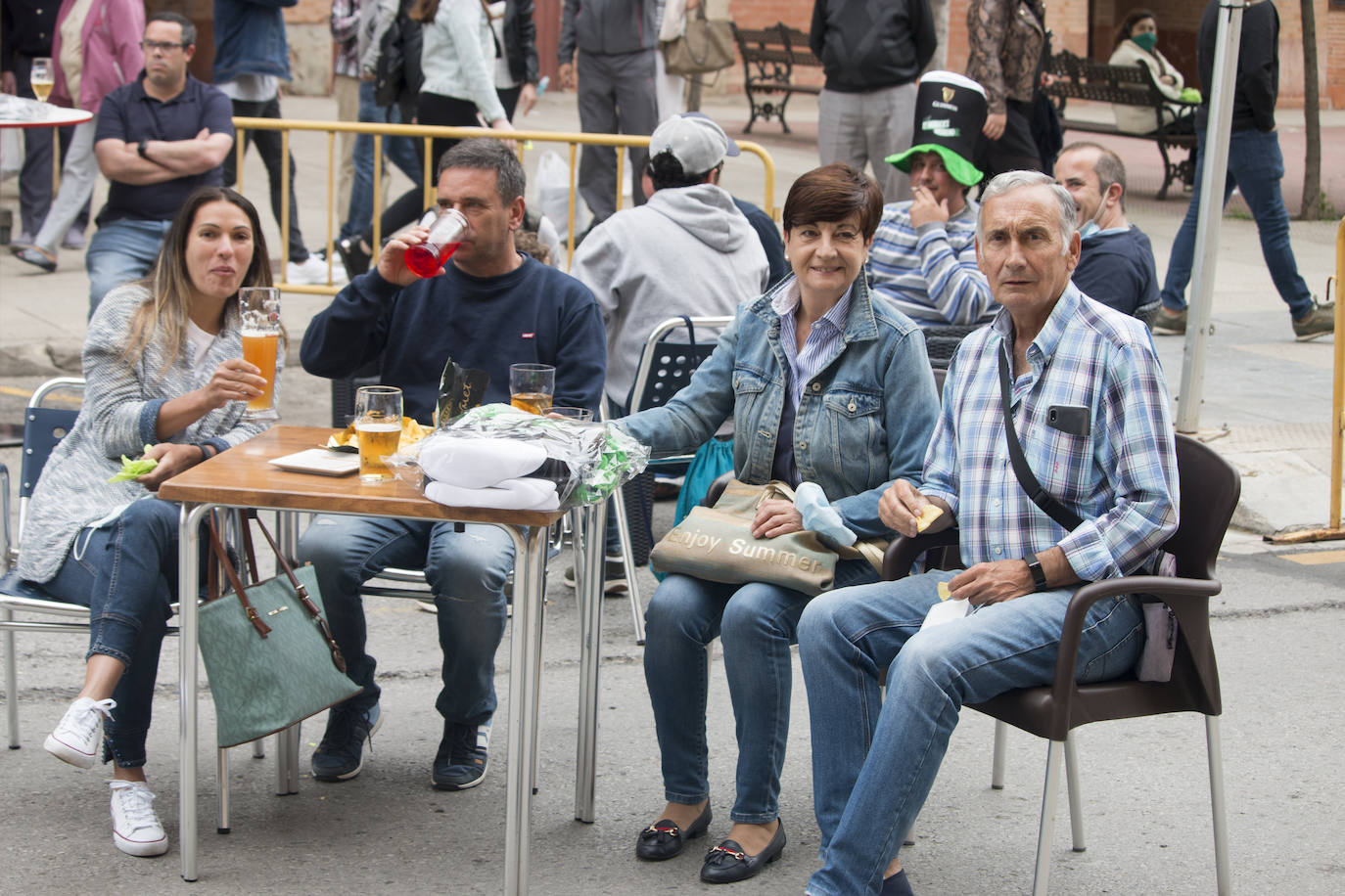 Concierto que ha protagonizado en Santo Domingo de la Calzada esta mañana el grupo de rock La Vil Canalla, con motivo de la inauguración del local hostelero Metro 66. Se trata del primer concierto en directo desde que comenzó la crisis del coronavirus.