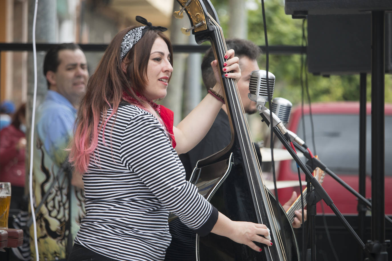 Concierto que ha protagonizado en Santo Domingo de la Calzada esta mañana el grupo de rock La Vil Canalla, con motivo de la inauguración del local hostelero Metro 66. Se trata del primer concierto en directo desde que comenzó la crisis del coronavirus.