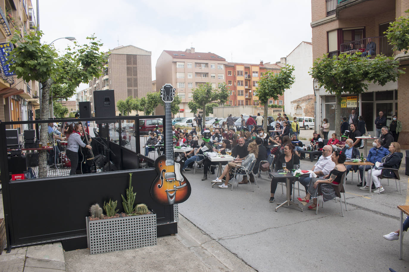 Concierto que ha protagonizado en Santo Domingo de la Calzada esta mañana el grupo de rock La Vil Canalla, con motivo de la inauguración del local hostelero Metro 66. Se trata del primer concierto en directo desde que comenzó la crisis del coronavirus.