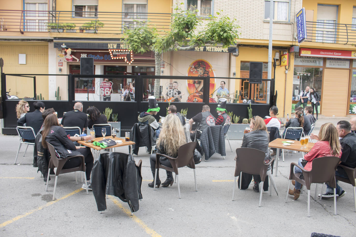 Concierto que ha protagonizado en Santo Domingo de la Calzada esta mañana el grupo de rock La Vil Canalla, con motivo de la inauguración del local hostelero Metro 66. Se trata del primer concierto en directo desde que comenzó la crisis del coronavirus.