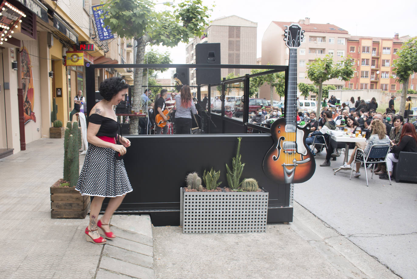 Concierto que ha protagonizado en Santo Domingo de la Calzada esta mañana el grupo de rock La Vil Canalla, con motivo de la inauguración del local hostelero Metro 66. Se trata del primer concierto en directo desde que comenzó la crisis del coronavirus.