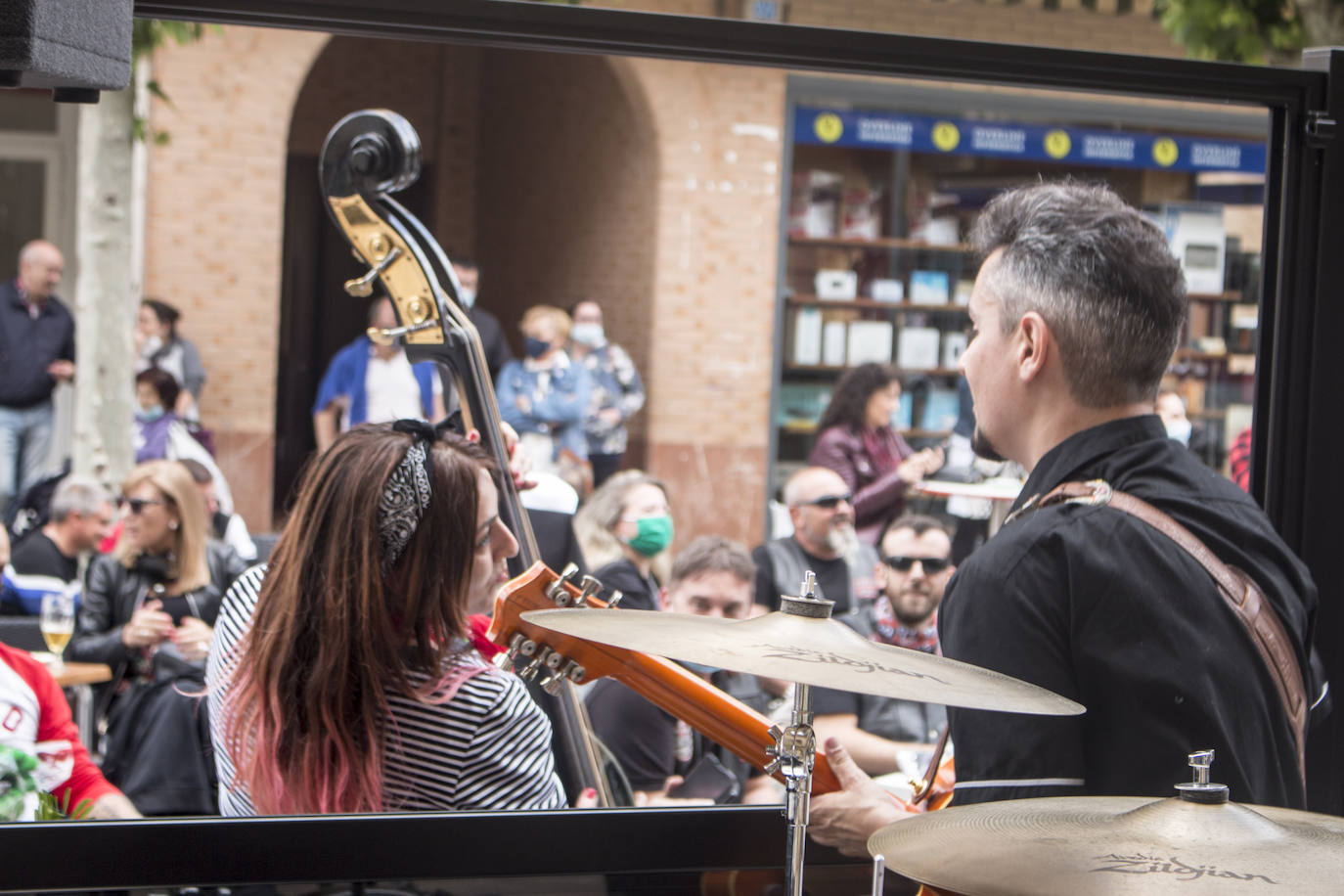 Concierto que ha protagonizado en Santo Domingo de la Calzada esta mañana el grupo de rock La Vil Canalla, con motivo de la inauguración del local hostelero Metro 66. Se trata del primer concierto en directo desde que comenzó la crisis del coronavirus.