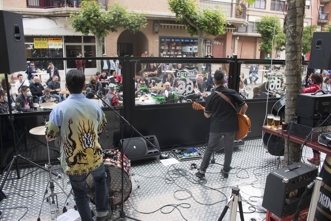 Concierto que ha protagonizado en Santo Domingo de la Calzada esta mañana el grupo de rock La Vil Canalla, con motivo de la inauguración del local hostelero Metro 66. Se trata del primer concierto en directo desde que comenzó la crisis del coronavirus.