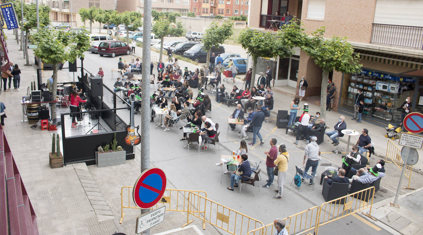 Concierto que ha protagonizado en Santo Domingo de la Calzada esta mañana el grupo de rock La Vil Canalla, con motivo de la inauguración del local hostelero Metro 66. Se trata del primer concierto en directo desde que comenzó la crisis del coronavirus.