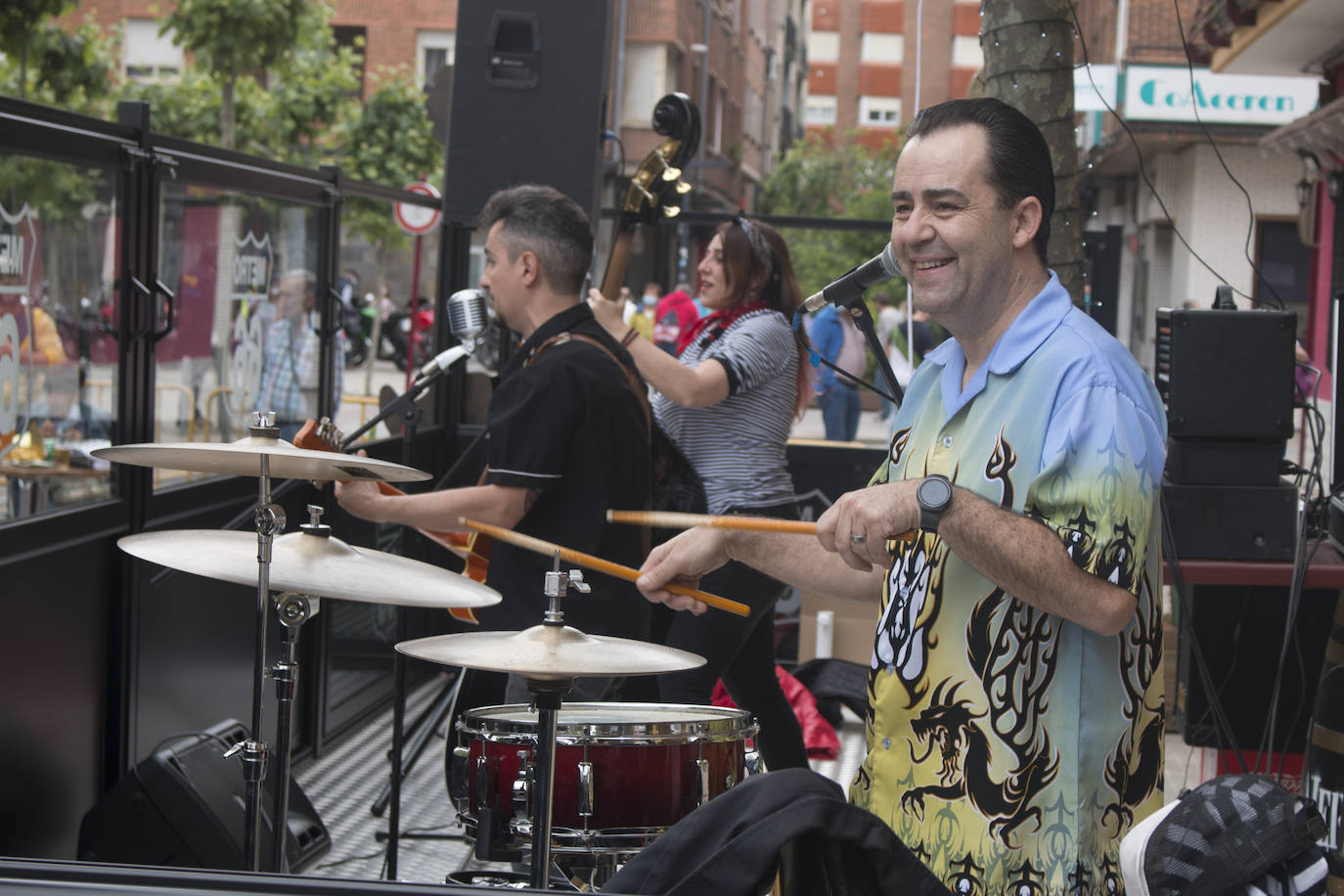 Concierto que ha protagonizado en Santo Domingo de la Calzada esta mañana el grupo de rock La Vil Canalla, con motivo de la inauguración del local hostelero Metro 66. Se trata del primer concierto en directo desde que comenzó la crisis del coronavirus.