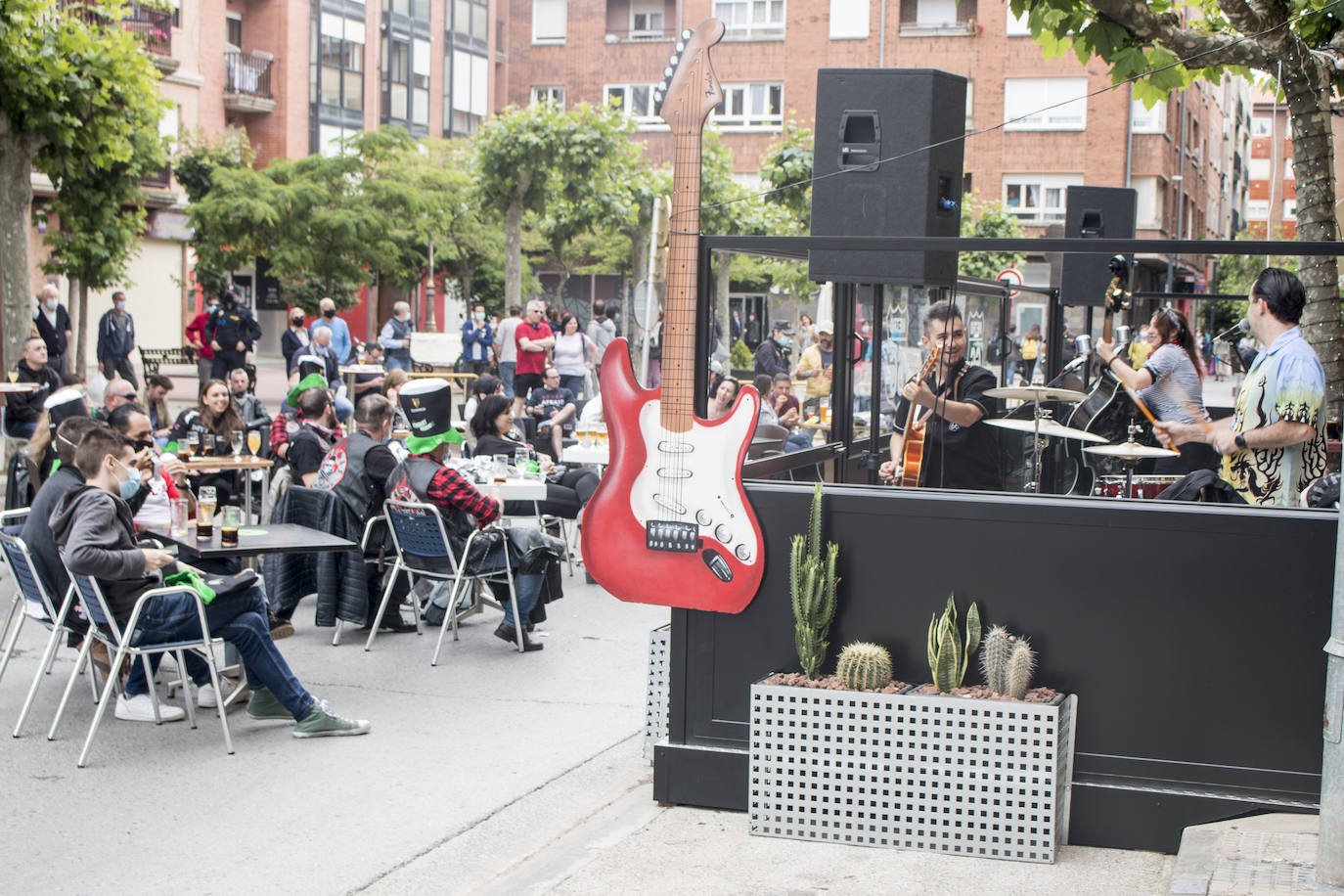 Concierto que ha protagonizado en Santo Domingo de la Calzada esta mañana el grupo de rock La Vil Canalla, con motivo de la inauguración del local hostelero Metro 66. Se trata del primer concierto en directo desde que comenzó la crisis del coronavirus.