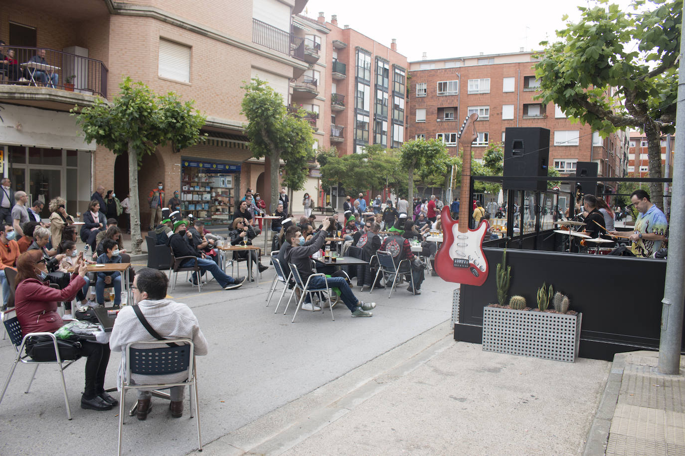 Concierto que ha protagonizado en Santo Domingo de la Calzada esta mañana el grupo de rock La Vil Canalla, con motivo de la inauguración del local hostelero Metro 66. Se trata del primer concierto en directo desde que comenzó la crisis del coronavirus.