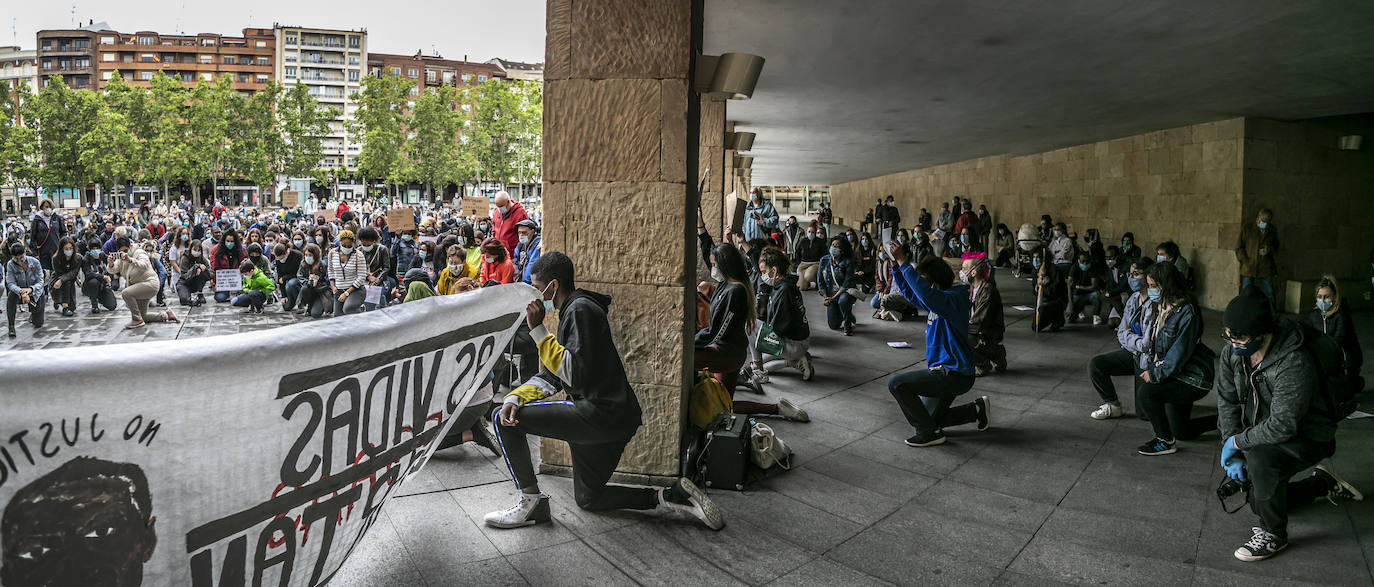 Más de 300 personas se concentran en la plaza del Ayuntamiento en memoria de George Floyd y para denunciar la injusticia y el abuso policial en EEUU