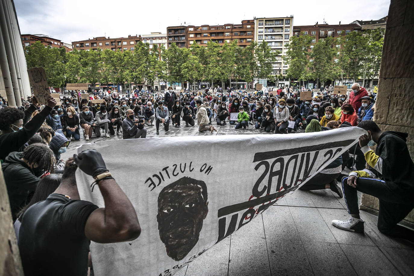 Más de 300 personas se concentran en la plaza del Ayuntamiento en memoria de George Floyd y para denunciar la injusticia y el abuso policial en EEUU