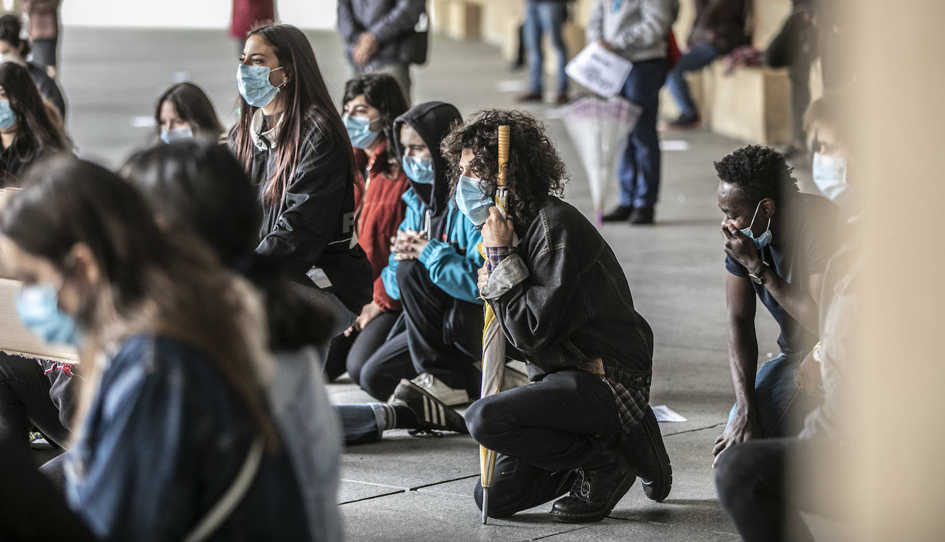 Más de 300 personas se concentran en la plaza del Ayuntamiento en memoria de George Floyd y para denunciar la injusticia y el abuso policial en EEUU