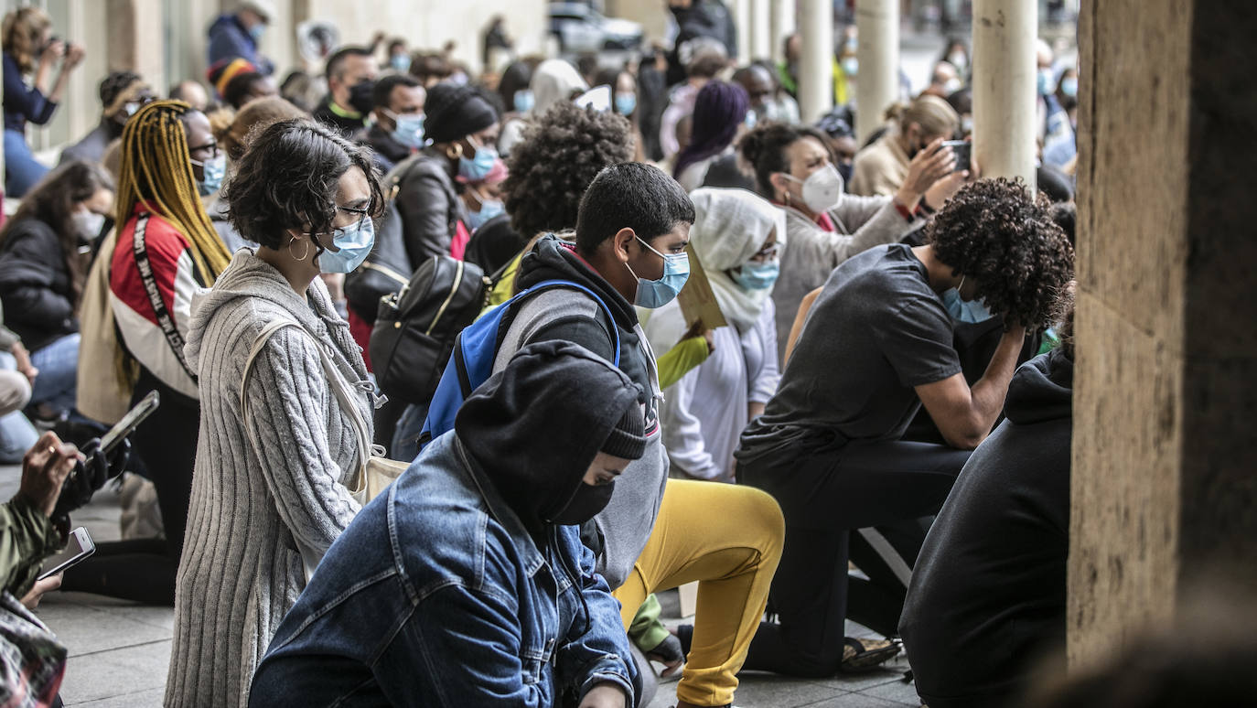 Más de 300 personas se concentran en la plaza del Ayuntamiento en memoria de George Floyd y para denunciar la injusticia y el abuso policial en EEUU