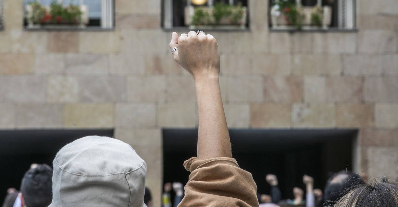 Más de 300 personas se concentran en la plaza del Ayuntamiento en memoria de George Floyd y para denunciar la injusticia y el abuso policial en EEUU