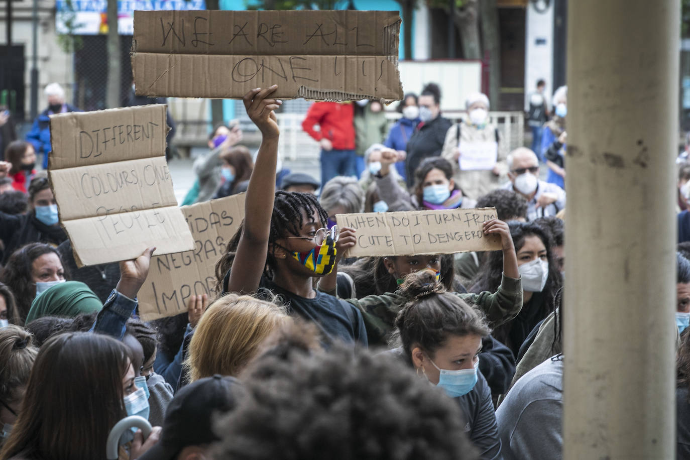 Más de 300 personas se concentran en la plaza del Ayuntamiento en memoria de George Floyd y para denunciar la injusticia y el abuso policial en EEUU