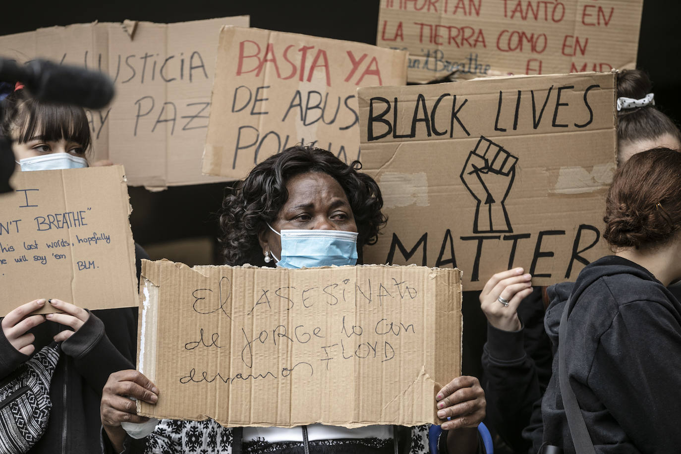 Más de 300 personas se concentran en la plaza del Ayuntamiento en memoria de George Floyd y para denunciar la injusticia y el abuso policial en EEUU