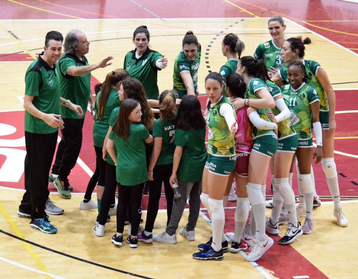 Jugadoras y técnicos saludan a unas canteranas. 