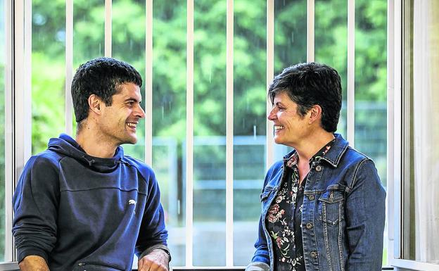 Miguel y su madre, Juana, con dos enormes sonrisas. 