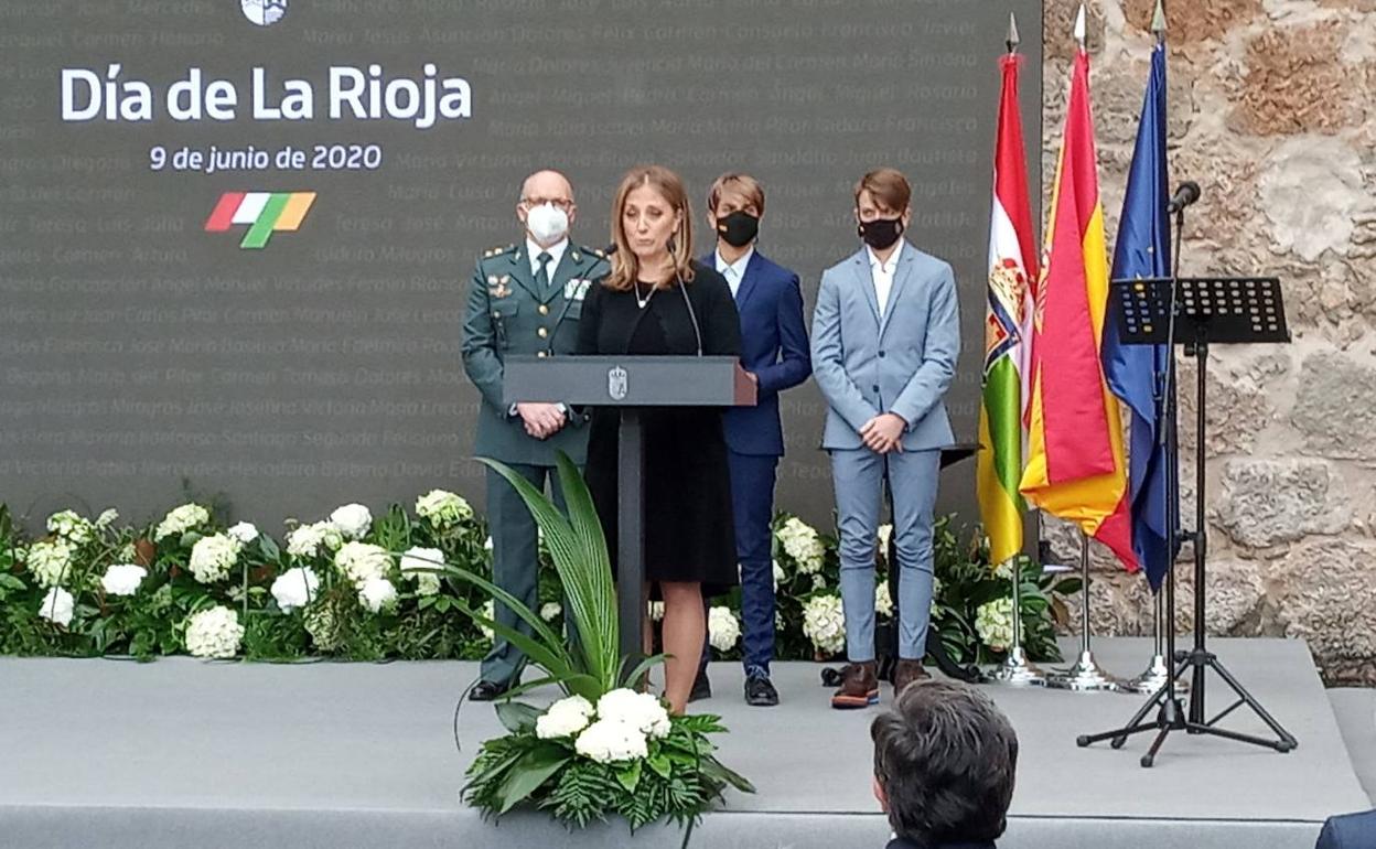 La viuda del teniente coronel, con sus hijos, durante el acto institucional. 