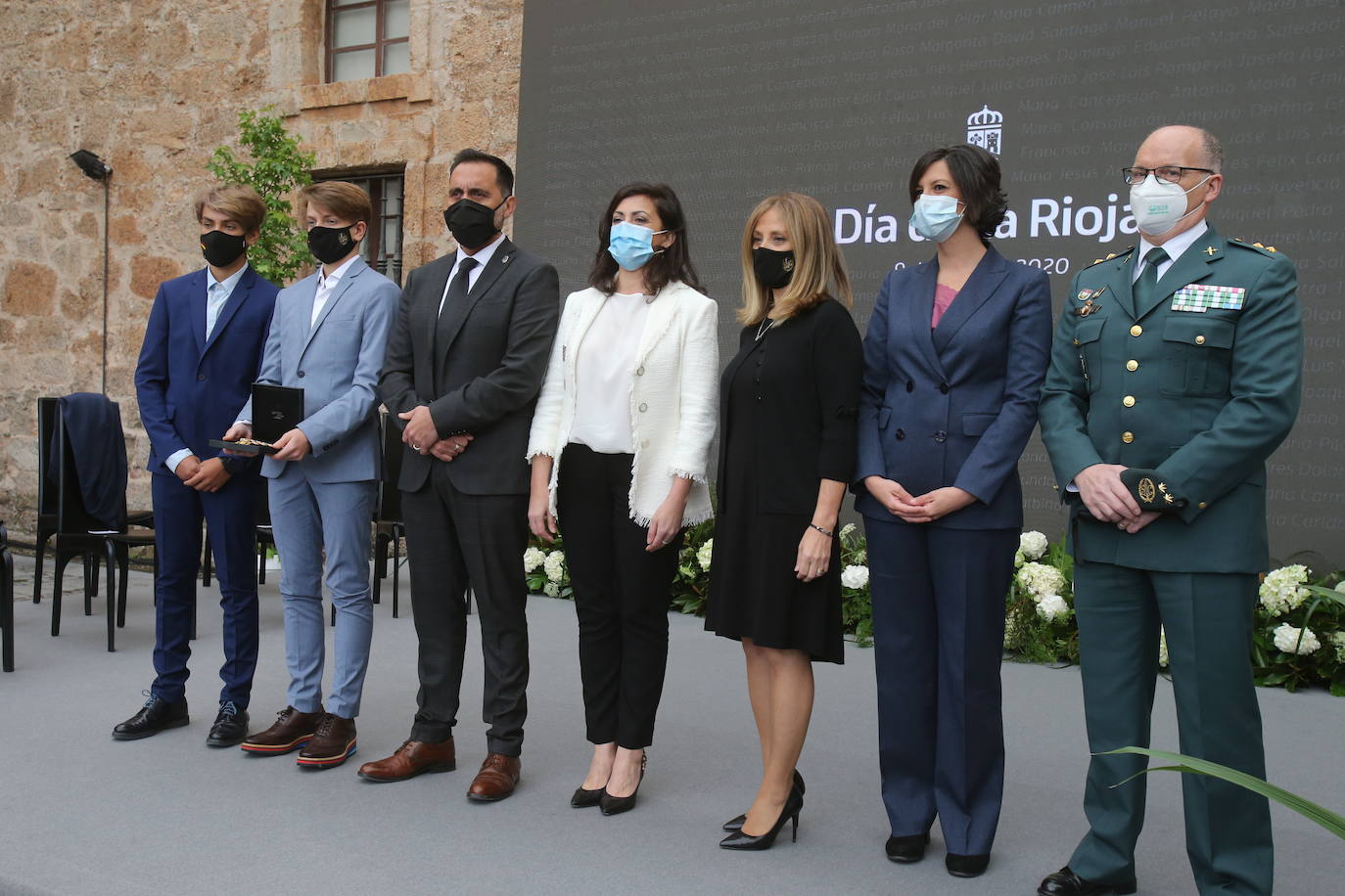 El recientemente fallecido teniente coronel Jesús Gayoso y el colectivo de profesionales sanitarios y sociosanitarios de la región han sido los distinguidos en este Día de La Rioja que ha estado marcado por la lucha contra el Covid-19