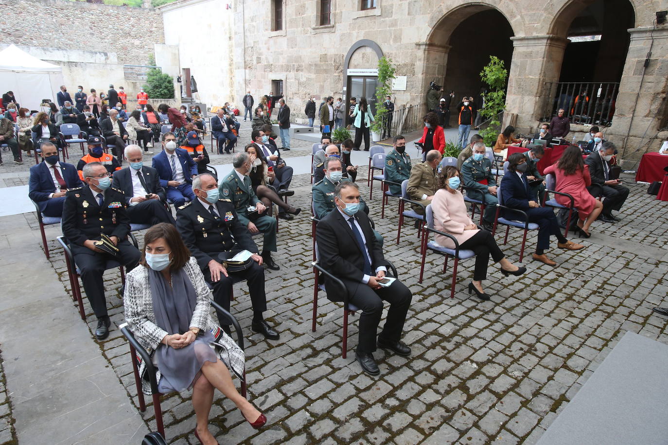 El recientemente fallecido teniente coronel Jesús Gayoso y el colectivo de profesionales sanitarios y sociosanitarios de la región han sido los distinguidos en este Día de La Rioja que ha estado marcado por la lucha contra el Covid-19