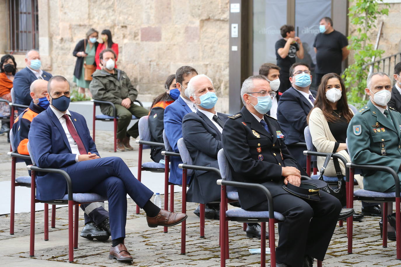 El recientemente fallecido teniente coronel Jesús Gayoso y el colectivo de profesionales sanitarios y sociosanitarios de la región han sido los distinguidos en este Día de La Rioja que ha estado marcado por la lucha contra el Covid-19