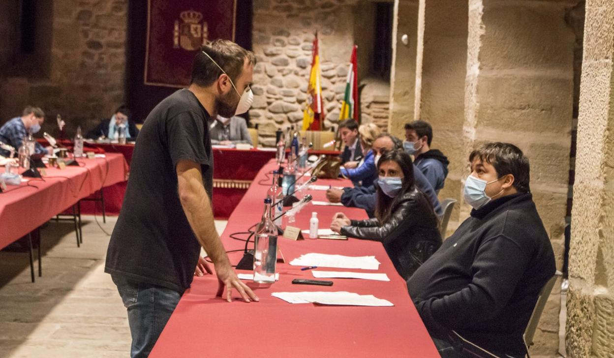 Los concejales Diego Mendiola y Carlos Barrón, hablando en un momento del pleno celebrado el lunes. 