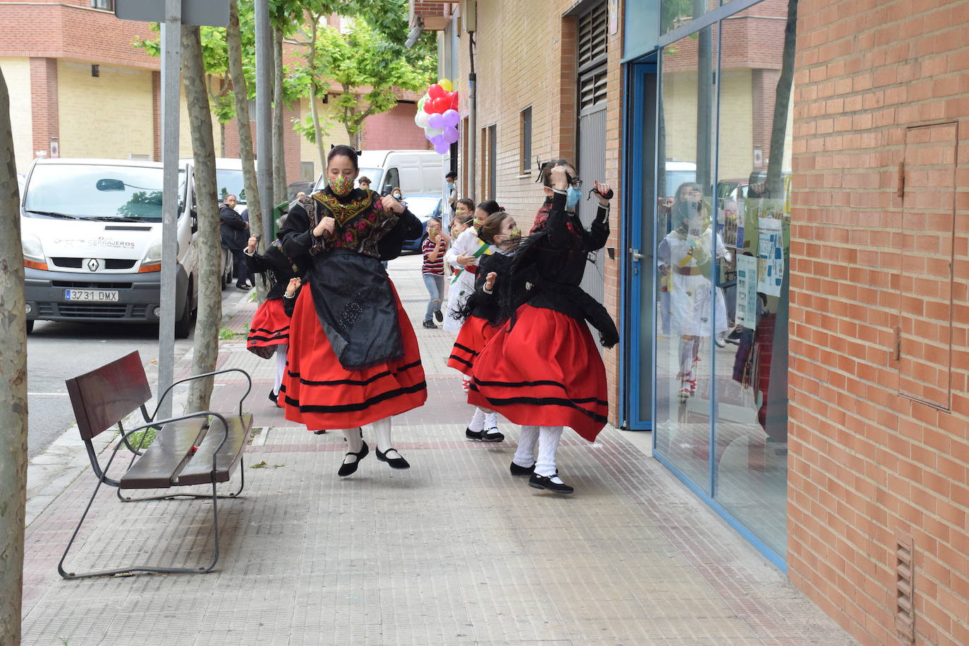 Danzas y flores en la calle por el día del patrón