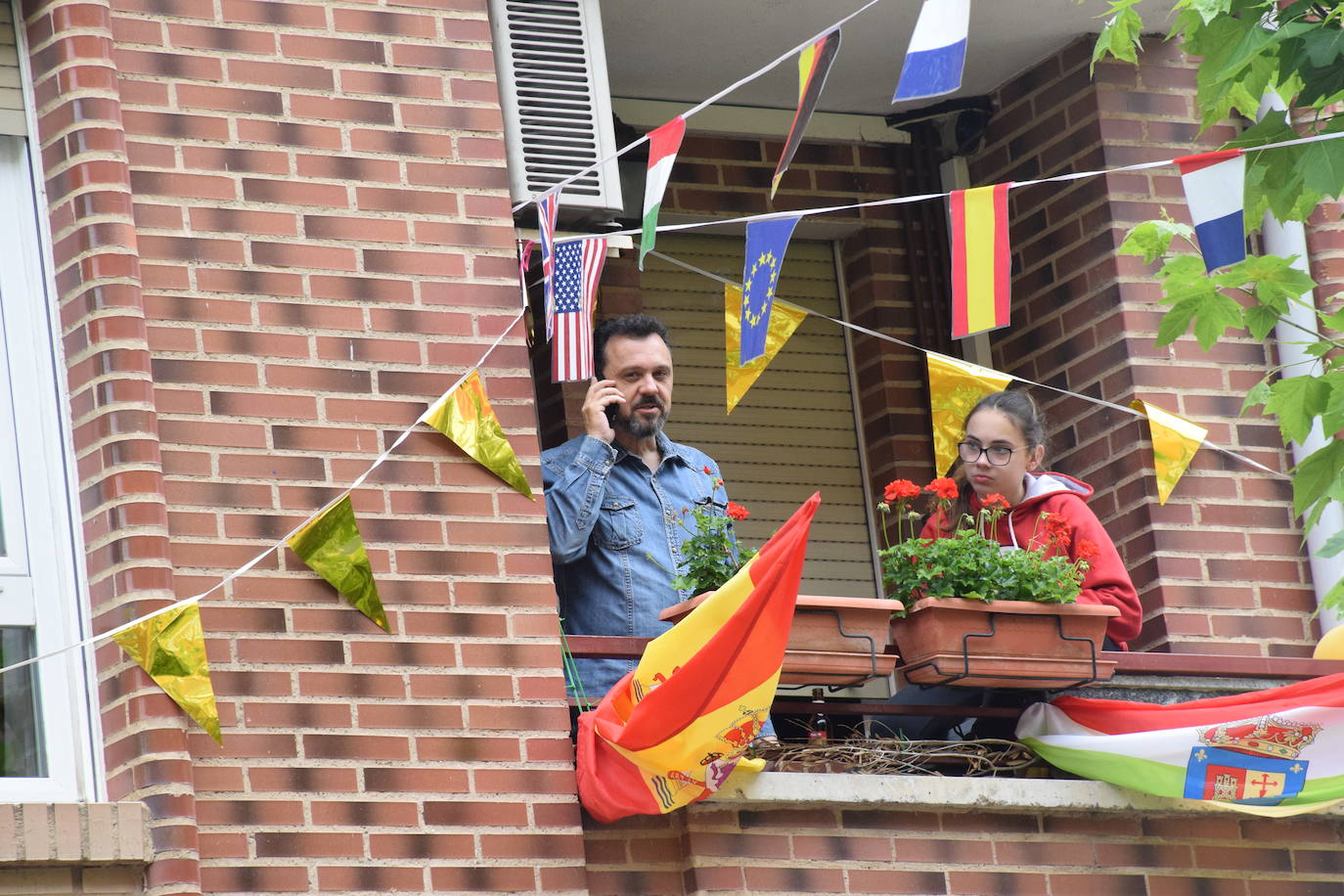 Danzas y flores en la calle por el día del patrón