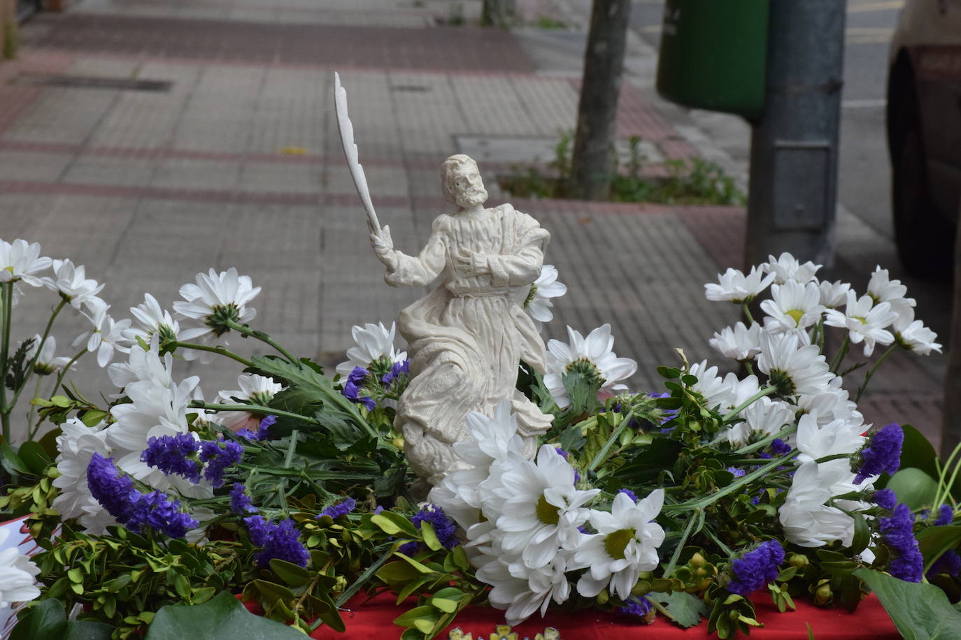 Danzas y flores en la calle por el día del patrón