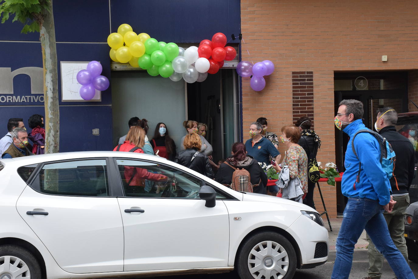 Danzas y flores en la calle por el día del patrón