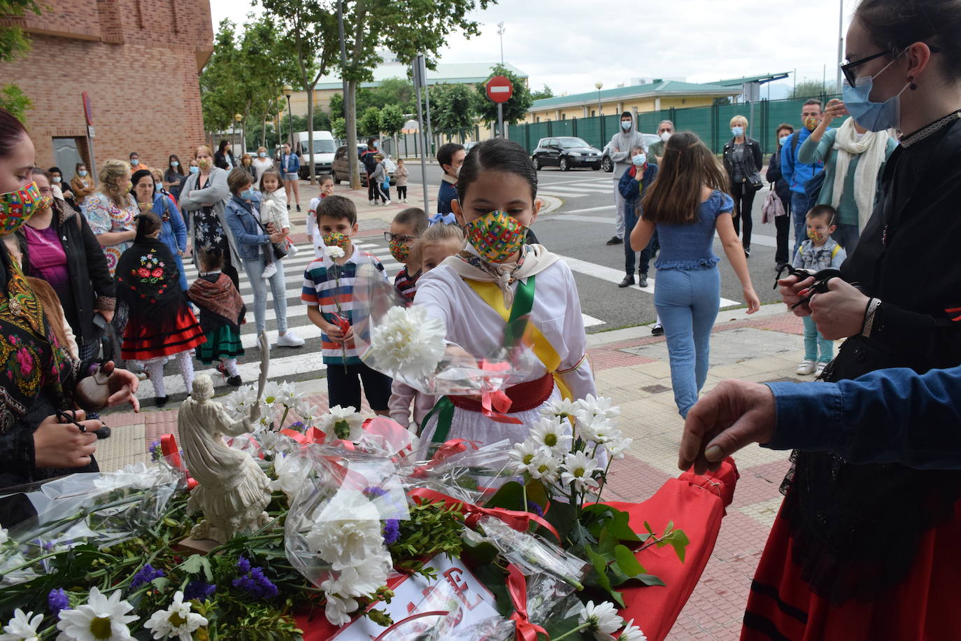 Danzas y flores en la calle por el día del patrón