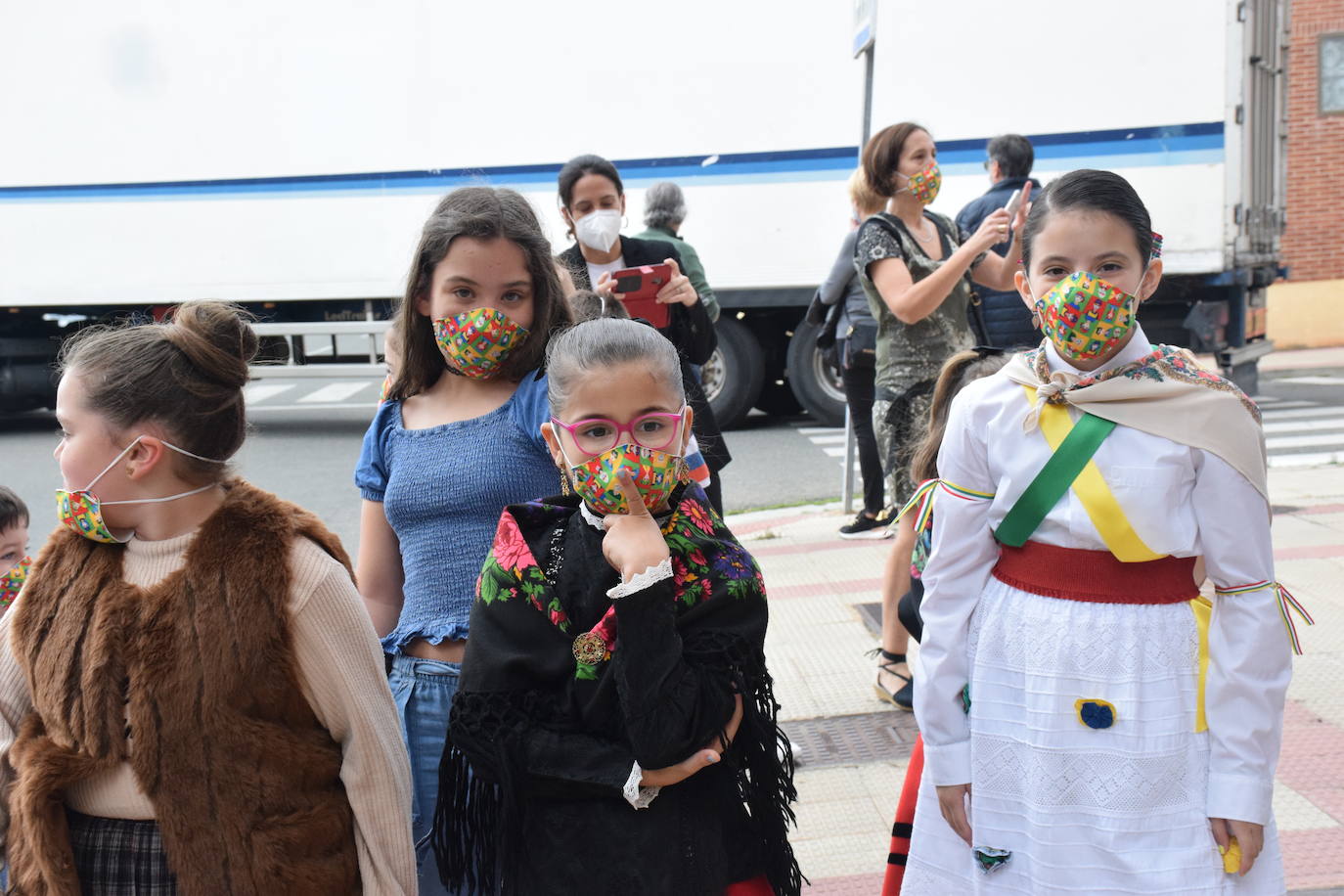 Danzas y flores en la calle por el día del patrón