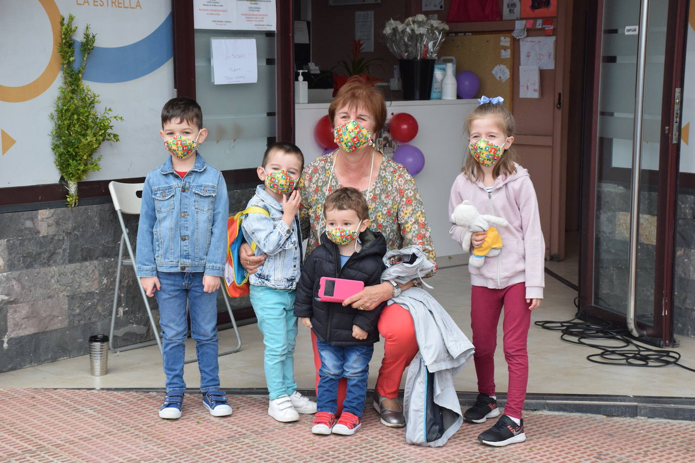 Danzas y flores en la calle por el día del patrón