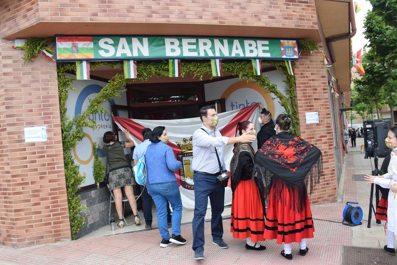 Danzas y flores en la calle por el día del patrón