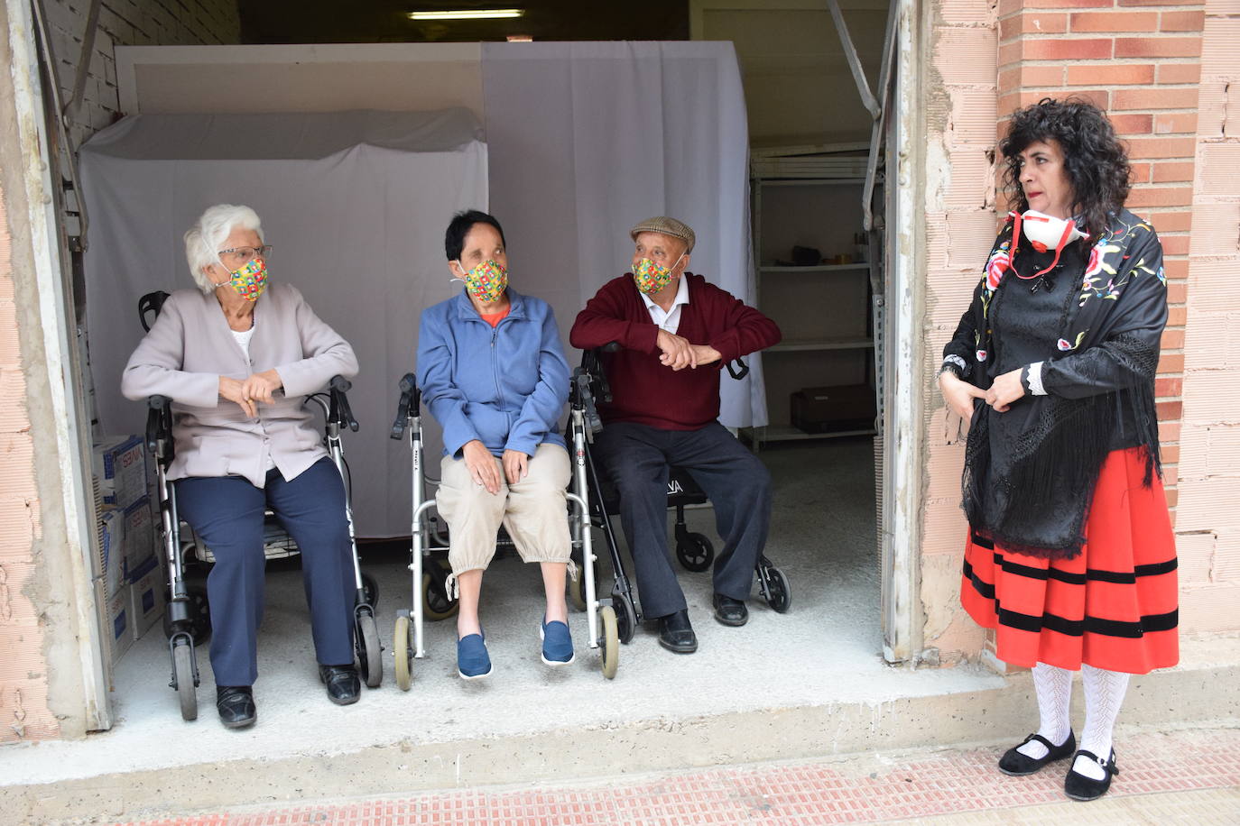 Danzas y flores en la calle por el día del patrón