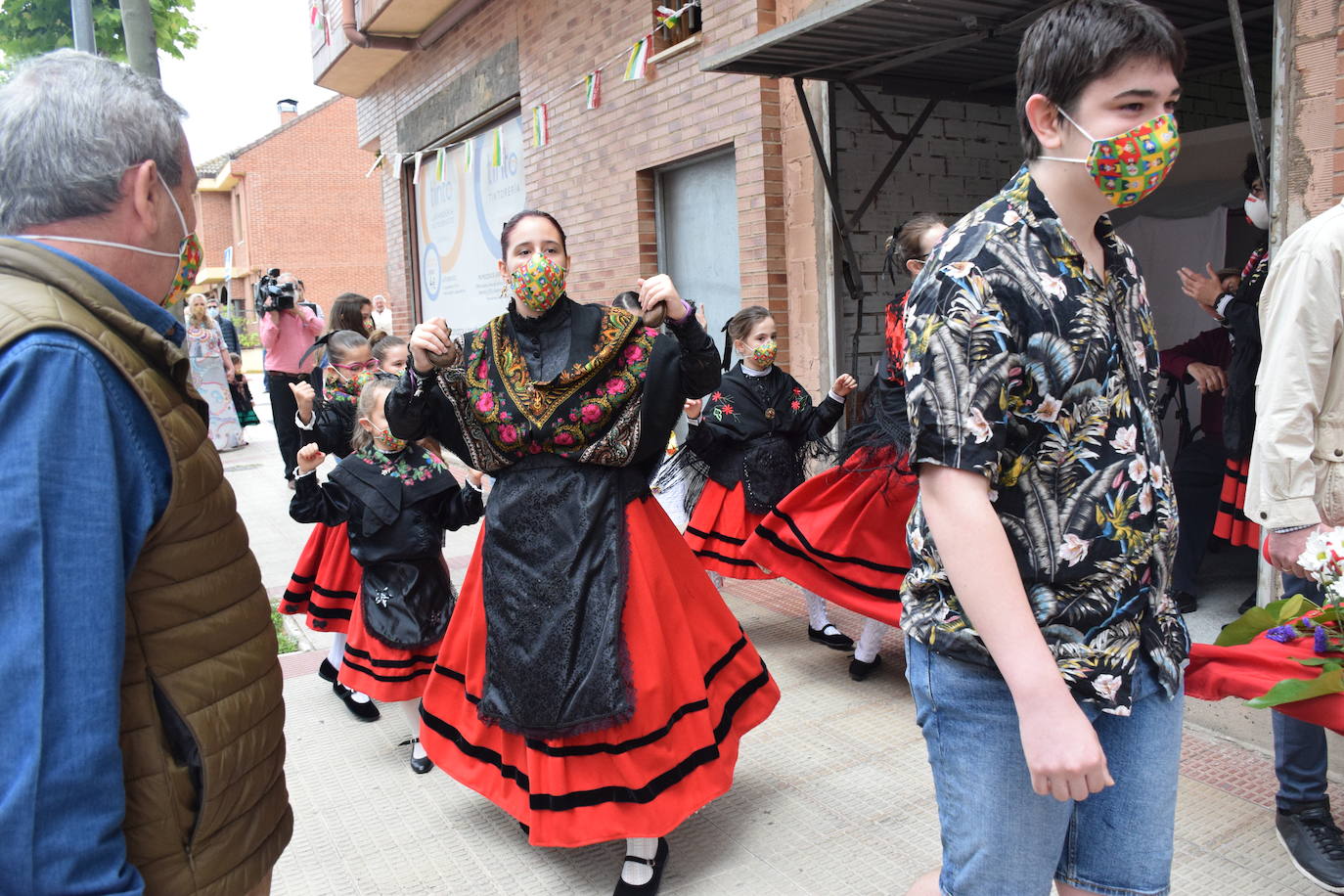 Danzas y flores en la calle por el día del patrón