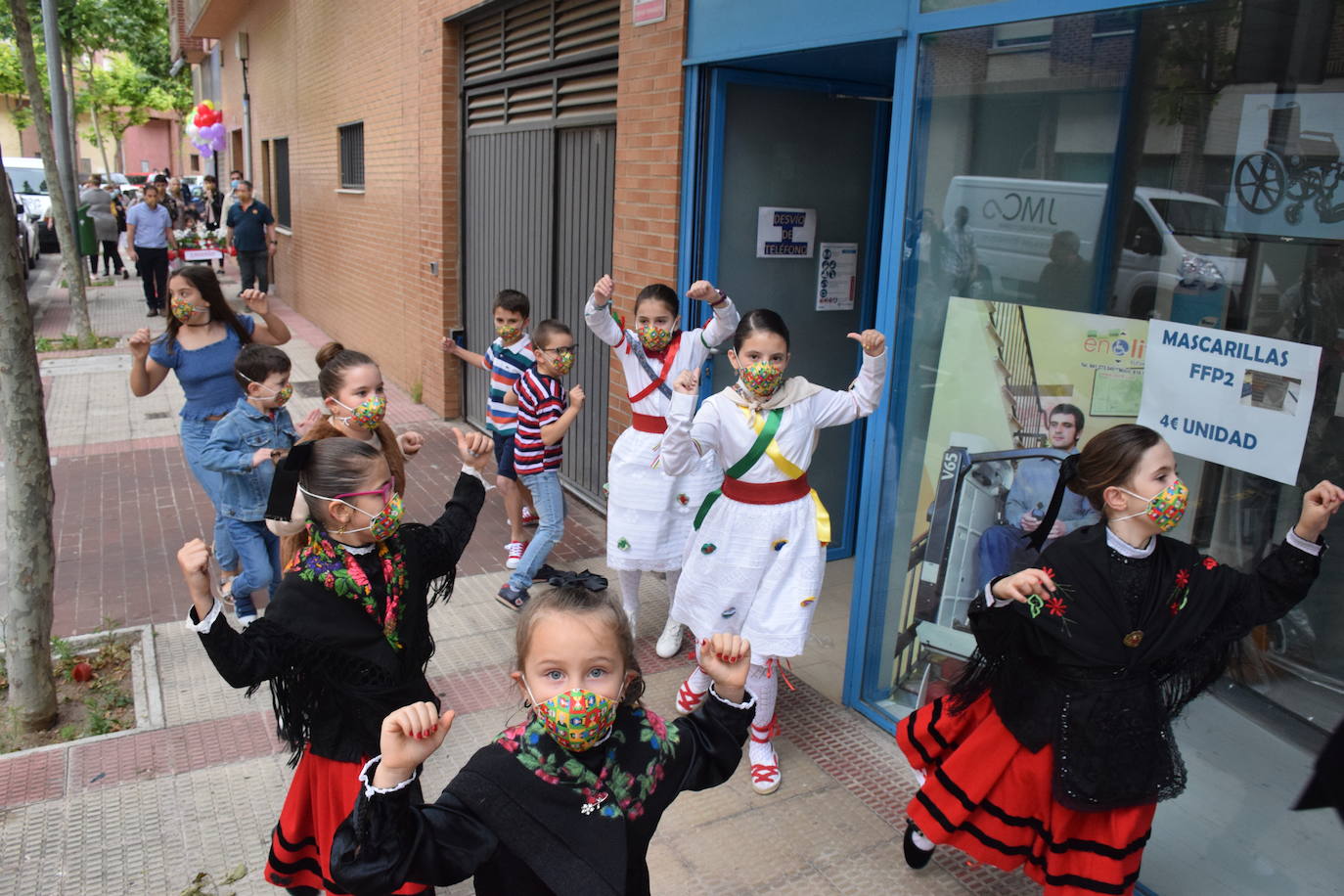 Danzas y flores en la calle por el día del patrón