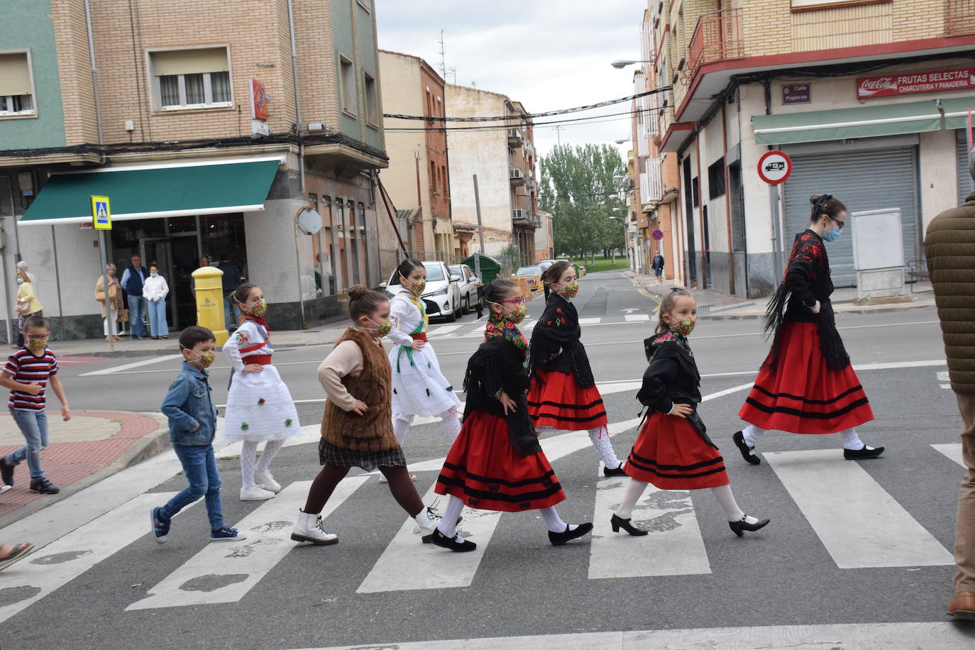 Danzas y flores en la calle por el día del patrón