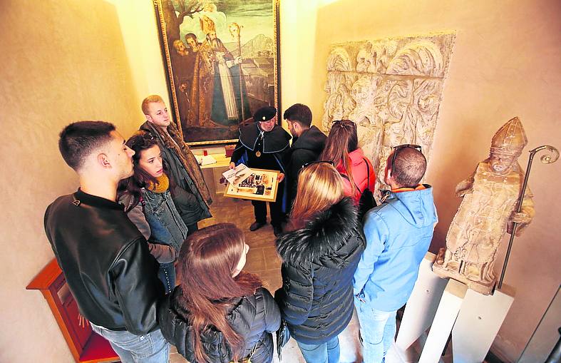 Interior de la ermita de San Gregorio en una visita. 