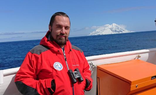 El doctor Andrés Villoria, en una travesía antártica en barco. 