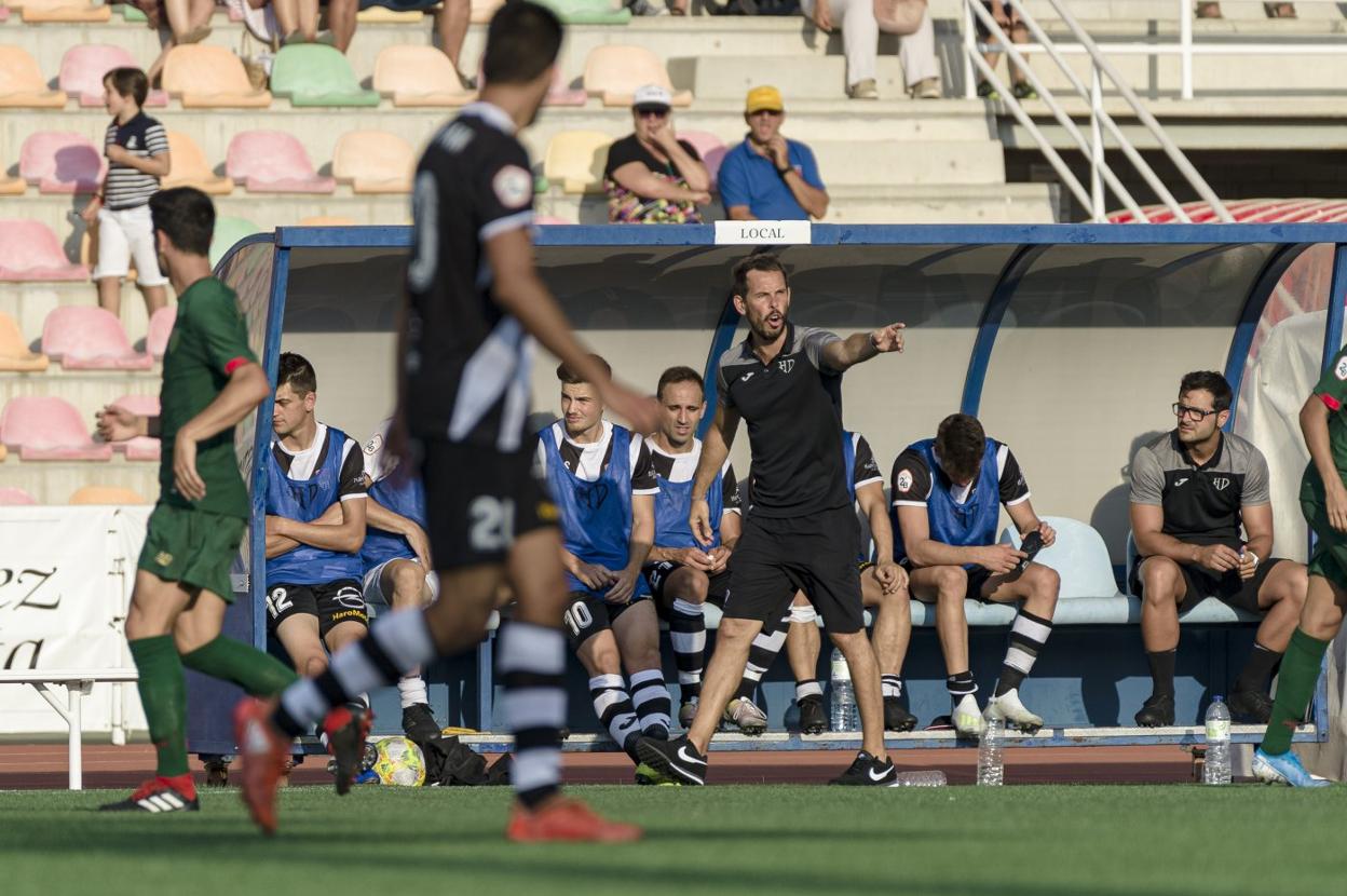 Aitor Calle dando instrucciones durante el primer partido de la temporada pasada con 'Keku' (a la derecha de la imagen) en el banquillo. 