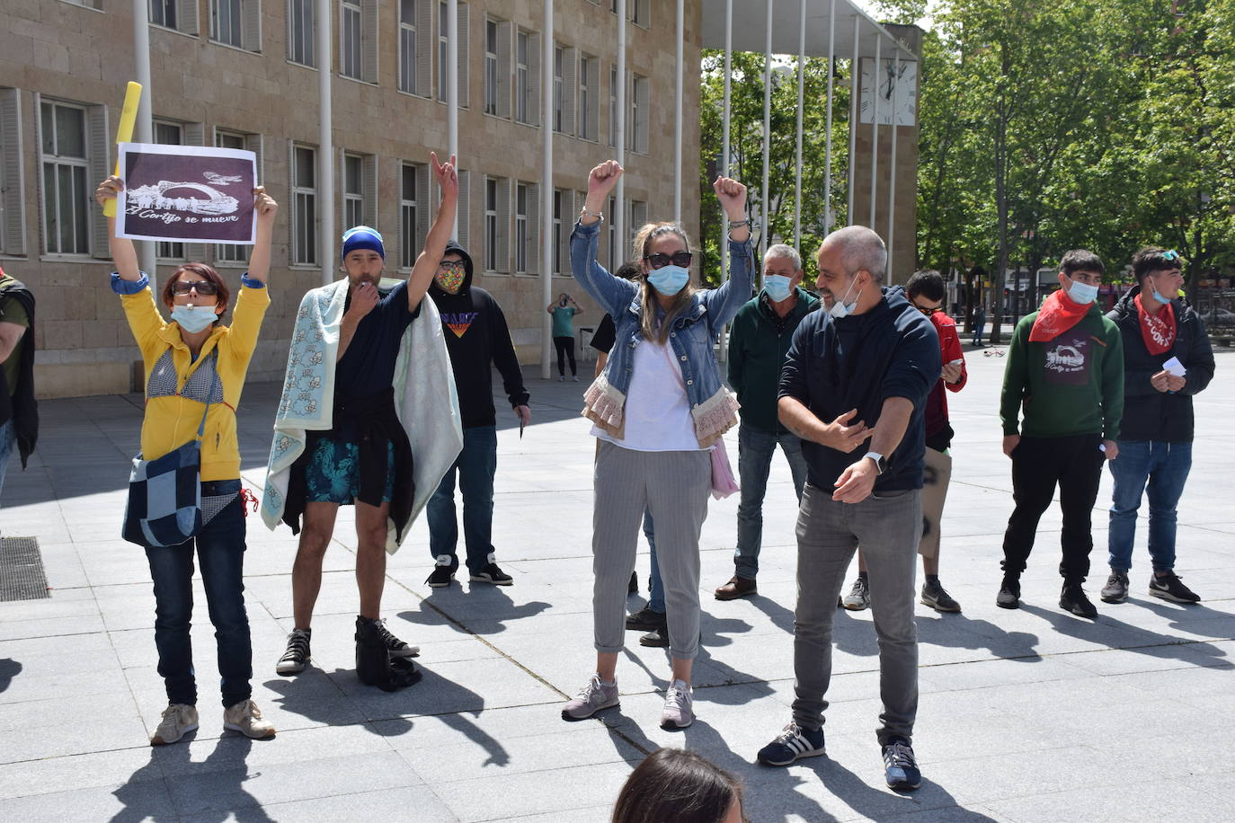 Han protagonizado una protesta en la plaza del Ayuntamiento de Logroño para que se dé marcha atrás en la decisión de que permanezcan cerradas