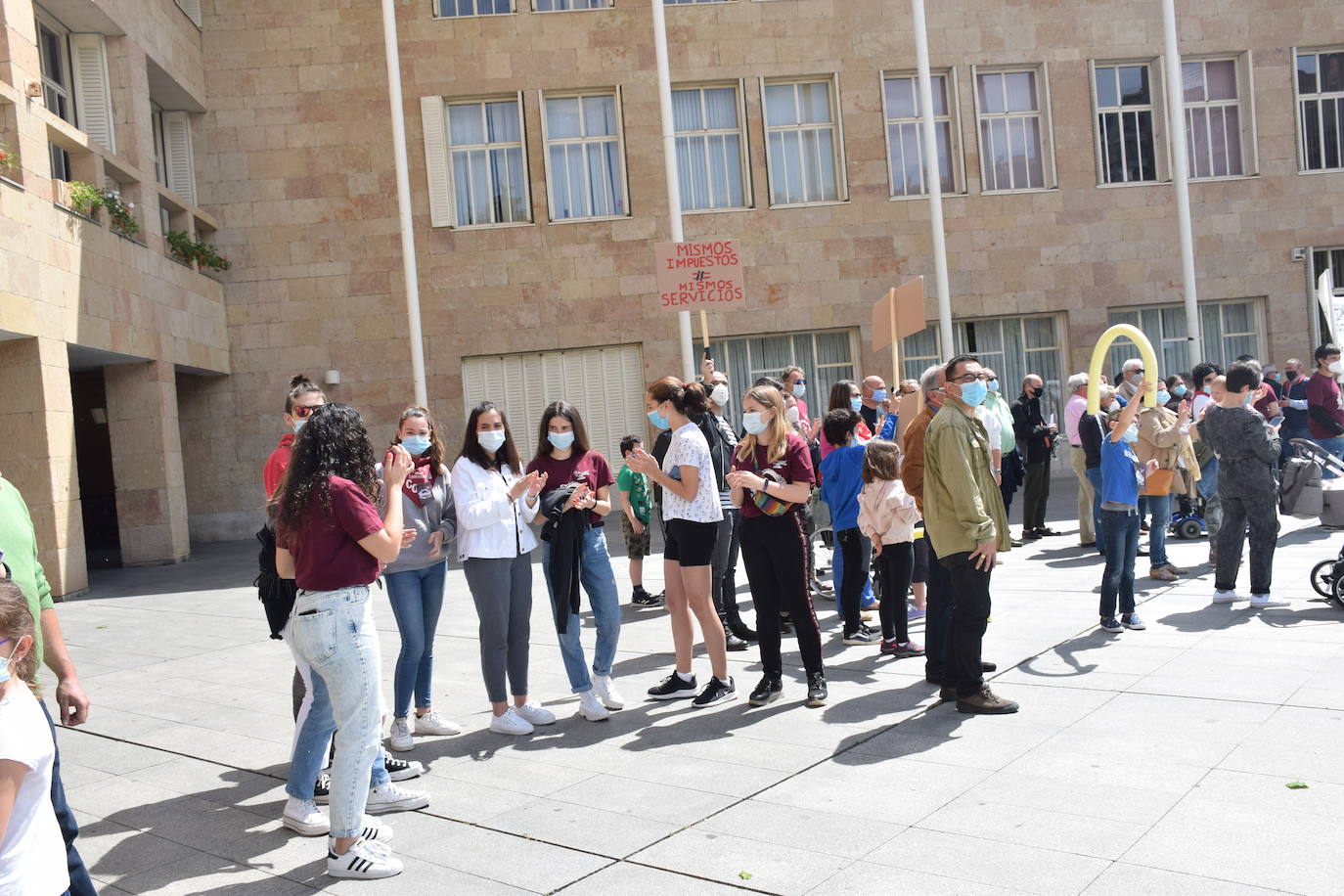 Han protagonizado una protesta en la plaza del Ayuntamiento de Logroño para que se dé marcha atrás en la decisión de que permanezcan cerradas