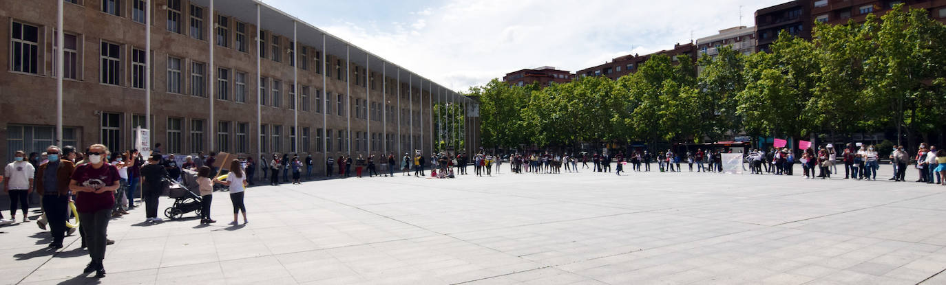 Han protagonizado una protesta en la plaza del Ayuntamiento de Logroño para que se dé marcha atrás en la decisión de que permanezcan cerradas