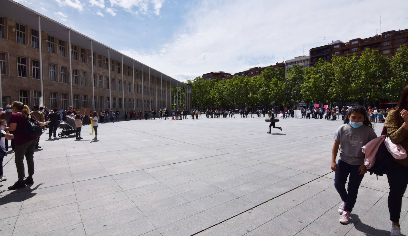 Han protagonizado una protesta en la plaza del Ayuntamiento de Logroño para que se dé marcha atrás en la decisión de que permanezcan cerradas